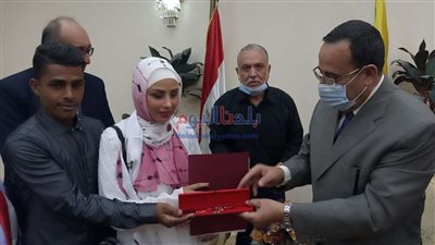 بالصور.. محافظ شمال سيناء يسلم عروس هدية من الرئيس السيسي