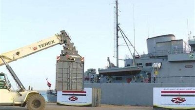 مصر ترسل مساعدات إنسانية بسفينة عسكرية إلى لبنان.. صور