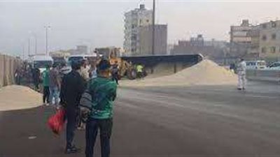 انقلاب سيارة نقل أعلى طريق الدائري في اتجاه الهرم