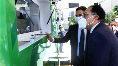 رئيس الوزراء يتفقد إحدى سيارات البريد المتنقلة