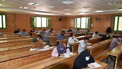 رئيس جامعة سوهاج يتابع عملية انتظام امتحانات نهاية العام