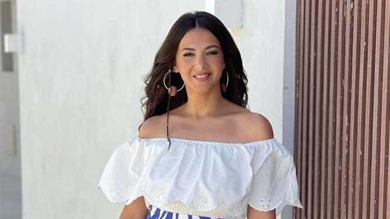 الفنانة دنيا سمير