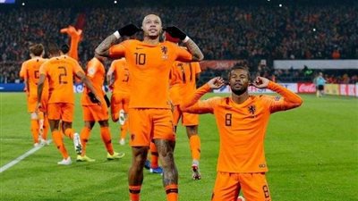 مدافع هولندا يخطف الأضواء في اليورو