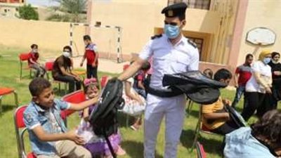 الشرطة تطلق قافلة إنسانية لتوزيع حقائب مدرسية على الأسر الأولى بالرعاية