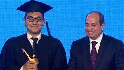 شاهد| الرئيس السيسى يكرم عددًا من أوائل الخريجين خلال فعاليات تفوق جامعات مصر