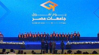 الرئيس السيسي يتوسط صورة تذكارية لأوائل الخريجين بفعاليات تفوق جامعات مصر