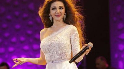 ميريام فارس تشوّق الجمهور لحفل تخرّج الجامعة الأمريكية في الإمارات