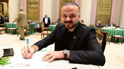 النائب محمد الجارحي يوقع نموذج تزكية ترشيح السيسي لفترة رئاسية جديدة