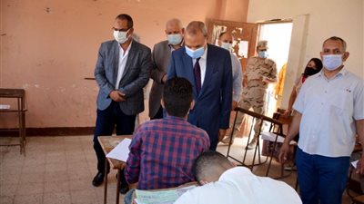 بالصور .. محافظ القليوبية يتفقد لجان امتحان نهاية العام
