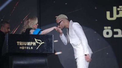 محمد رمضان بإطلالة مثيرة للجدل أثناء تكريمه من مهرجان الفضائيات العربية