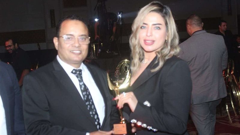 الإعلامية مني العمدة