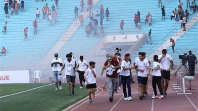 طاقم حكام مباراة الأهلي والترجي يغادر ملعب رادس