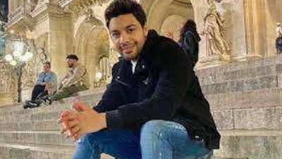 المطرب أحمد جمال يُحيي حفلًا غنائيًا في قنا