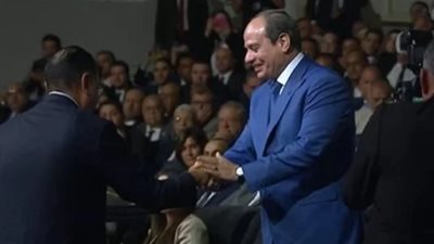 رئيس الوزراء يهدي الرئيس السيسي كتابًا يضم كل إنجازات الدولة
