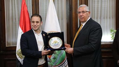 وزير الزراعة يقدم النهنئة لـ