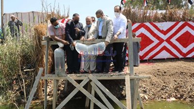 محافظ المنوفية يفي بوعده للصيادين ويلقي 2 مليون زريعة سمك