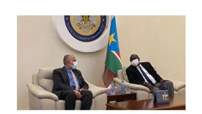 وزير الري يناقش سير العمل في العديد من المشروعات المصرية المنفذة بدولة السودان