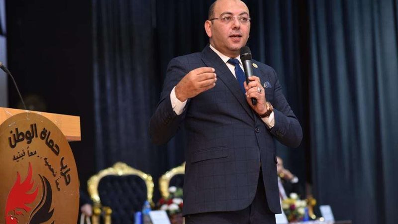 الدكتور أحمد العطيفي