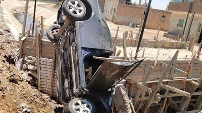 بالصور.. إصابة استاذ جامعى إثر انقلاب سيارة ملاكى بطريق إسيوط سوهاج