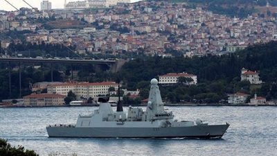 مدمرة بريطانية تشعل الحرب بين موسكو ولندن