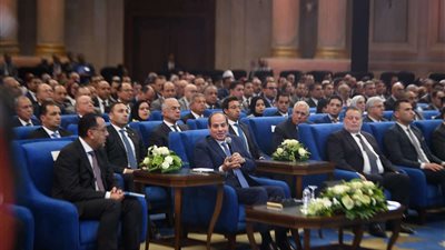 عاجل| السيسي : السوق العالمي يستطيع استيعاب خريجي تخصصات الاتصالات