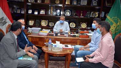 محافظ القليوبية يناقش دفع الأعمال بممشى النيل