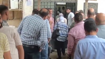 توافد المواطنين على مكاتب الشهر العقاري بمدينة نصر تأييدًا للرئيس السيسي