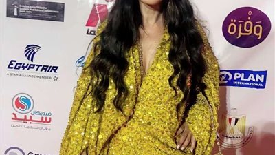 إطلالة ذهبية.. دينا تنشر صورة لها من مهرجان أسوان السينمائي