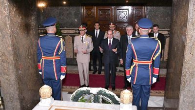 السيسي يضع إكليلًا من الزهور على النصب التذكاري لشهداء القوات المسلحة