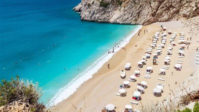 خطر يهدد شاطئ بحر إيجه باليونان