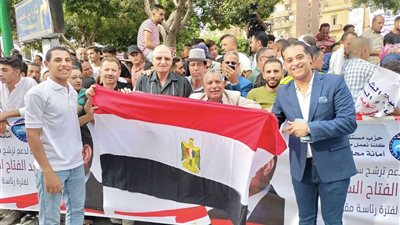 عقب إعلان الرئيس السيسي ترشحه للرئاسة: زغاريد وطبل بلدي بميدان بلاس بالمنيا