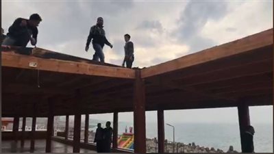 تسبب في غلق الشارع.. حملة مكبرة لإزالة سور مخالف بالعطارين بالشرقية