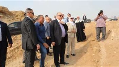 محافظ القاهرة يقوم بجولة تفقدية بحى المقطم للتأكد من سير العمل