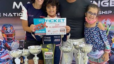 وزيرة الهجرة تهنئ طفل مصري بفوزه ببطولة سباق السيارات في دبي