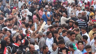الآلاف يحتشدون بميدان الحرب والسلام بأسيوط لمطالبة الرئيس السيسي بالترشح.. صور