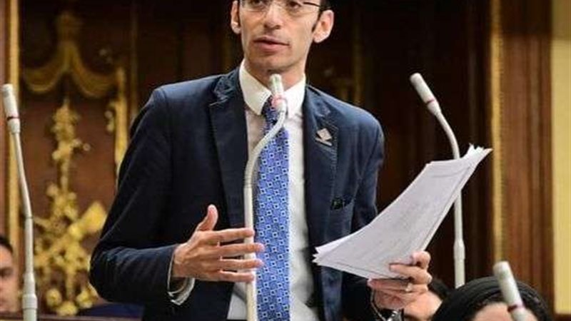 النائب محمد عبد العزيز