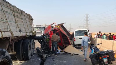 مصرع شخصين وإصابة 8 آخرين في تصادم 3 سيارات بصحراوي الصف