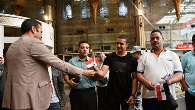 احتفالا بانتصارات أكتوبر.. السكة الحديد توزع الورود والأعلام على الركاب