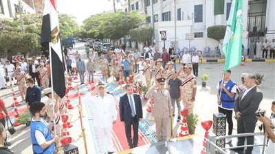 محافظ المنوفية يضع إكليلاً من الزهور على النصب التذكاري بشبين الكوم