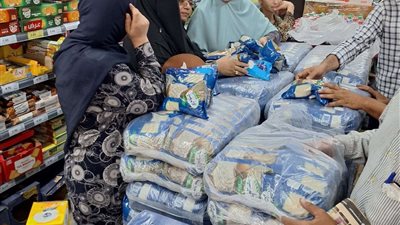 محافظ أسيوط: فتح منافذ لبيع السلع الغذائية بأسعار مخفضة بمراكز وأحياء وقرى المحافظة ضمن مبادة تخفيض الأسعار