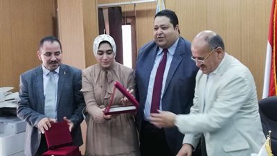 نقابه العلميين بالدقهلية تكرم أوائل الشهادة الإعدادية