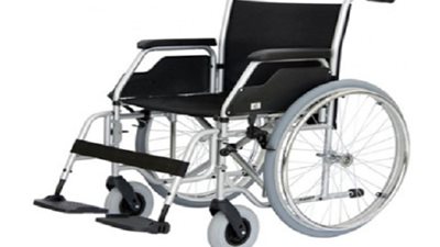 لفتة إنسانية من ضباط قسم شرطة الخليفة لمواطن فقد كرسيه بحادث تصادم