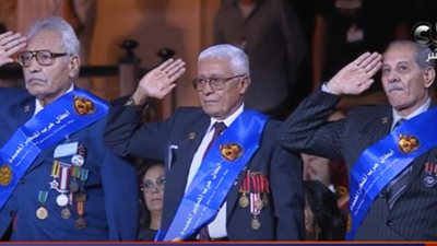 شاهد| الرئيس السيسي يحيي عددا من أبطال معركة 