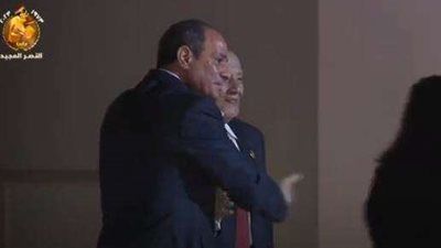 تقديرا منه لمعلمه.. الرئيس السيسي يرفض التحرك قبل مصافحة اللواء محمود طلحة