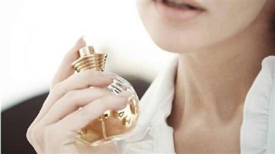 الإفتاء: يجوز للمرأة وضع البرفان خارج المنزل بشرط.. فيديو