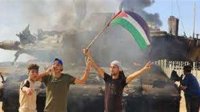 فلسطينيون يحتفلون بأسر دبابة إسرائيلية على حدود قطاع غزة