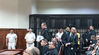 مشادة لدفاع المتهمين أثناء جلسة محاكمة طبيب الساحل
