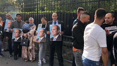 توافد المواطنين على الشهر العقاري في باريس لتحرير توكيلات ترشح السيسي لانتخابات الرئاسة