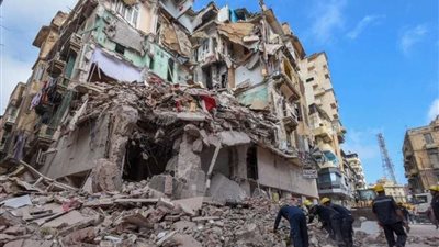 إنقاذ طفلة من أسفل عقار منهار بالإسكندرية