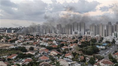 قوات الاحتلال الإسرائيلي تُحاصر منزلًا في 